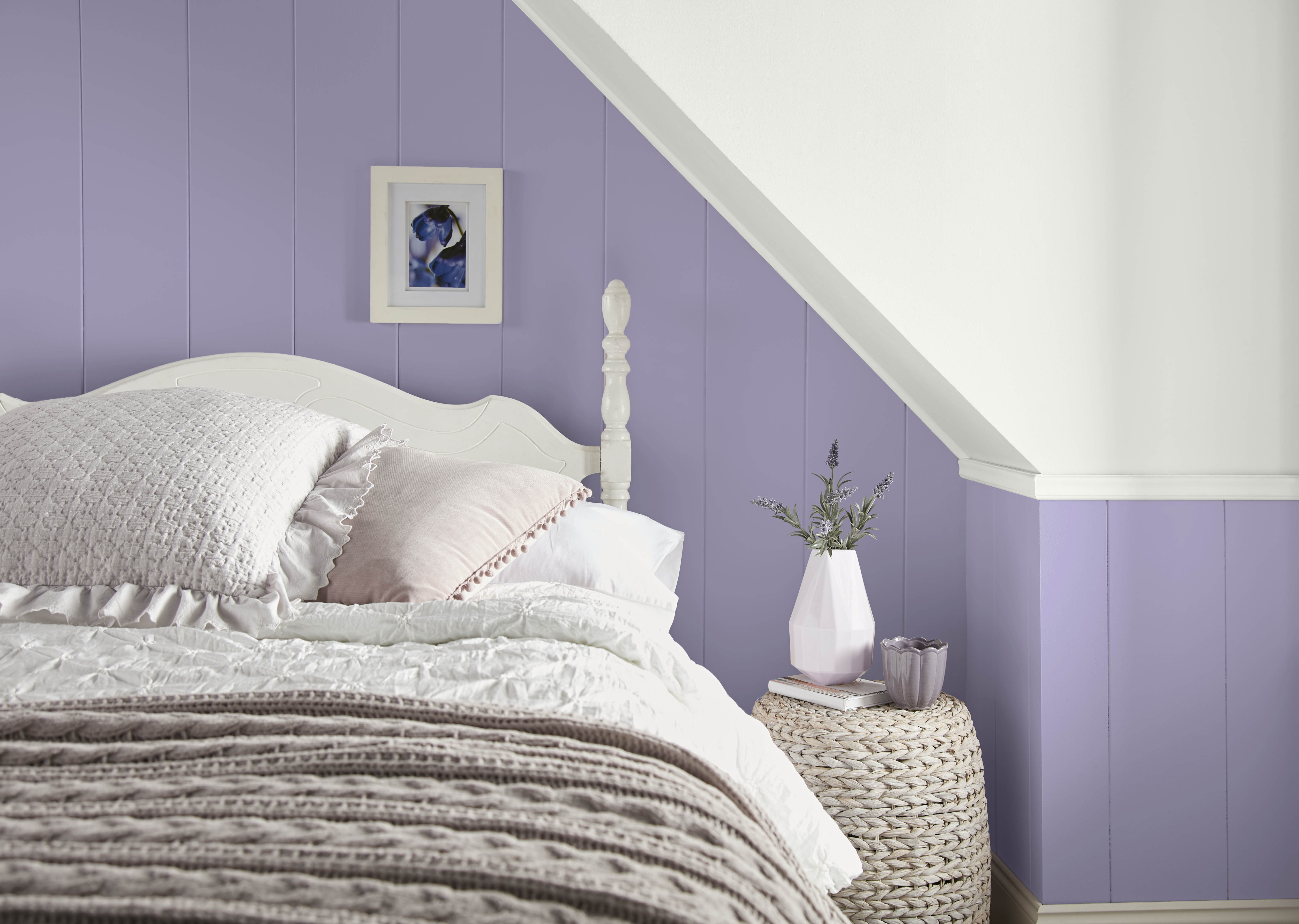 Gros plan d'une chambre à coucher dont les murs sont peinturés en Musique de nuit