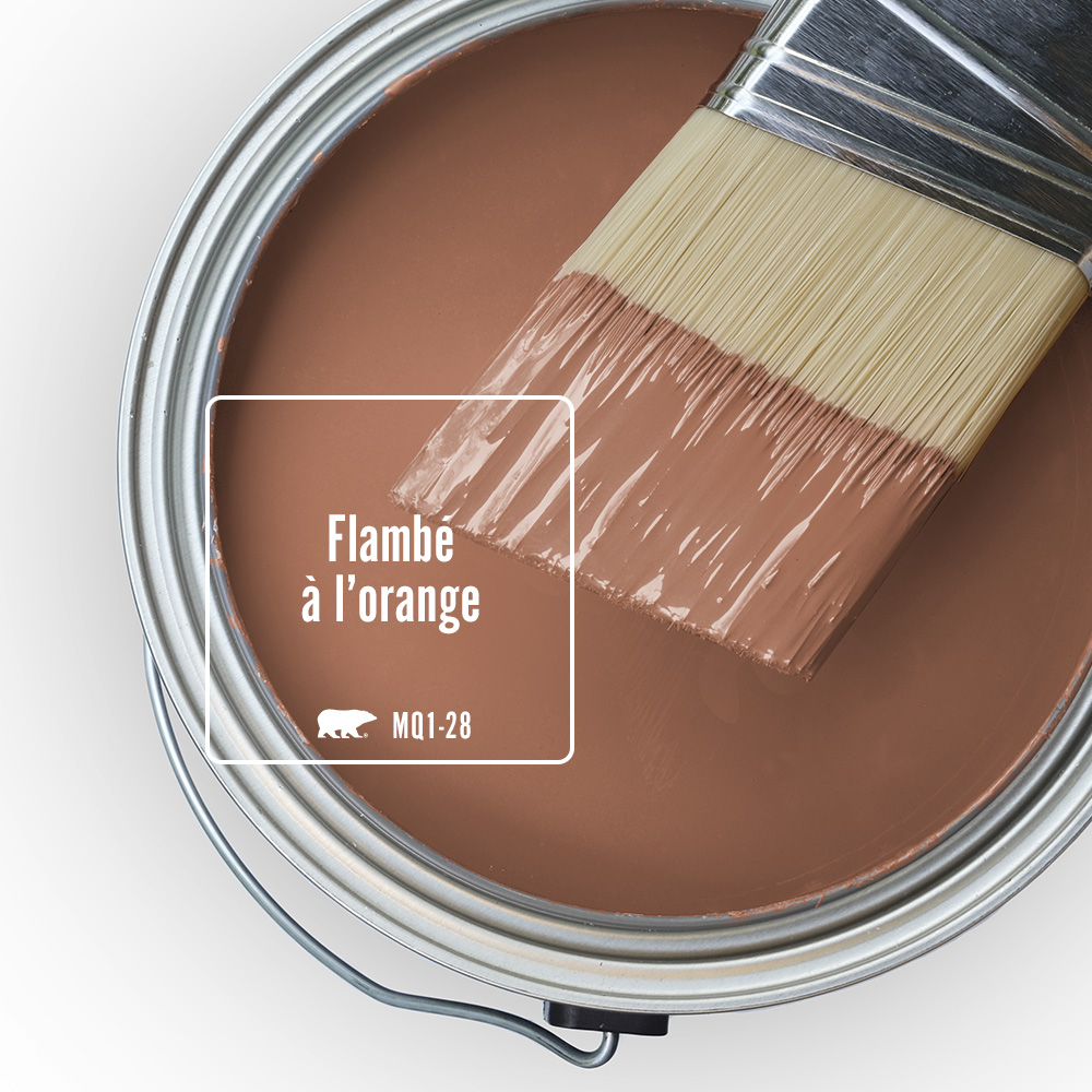 Vue de dessus d'un pot de peinture ouvert présentant la couleur Flambé à l’orange